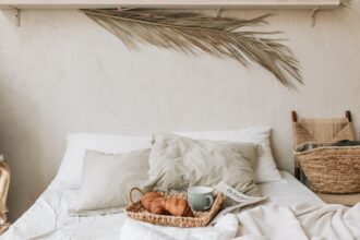Mobilier en rotin et osier dans un intérieur chaleureux et cosy