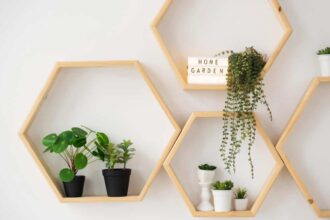 Murs décorés avec des luminaires et des tableaux colorés