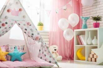 Chambre d'enfant décorée avec des couleurs vives et un thème ludique