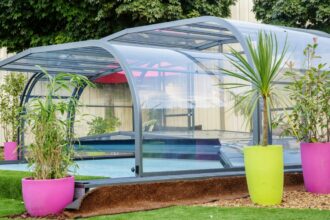 Abris de spa en bois avec vue sur jardin verdoyant