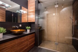 Douchette hygiénique moderne dans des toilettes japonaises élégantes