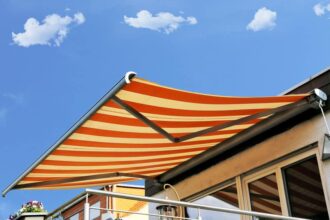 Installation professionnelle d'un store banne dans un espace vert