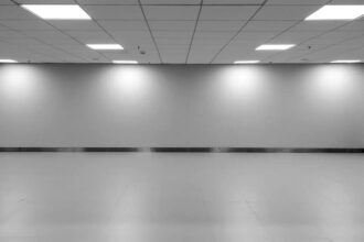 Dalles LED modernes installées dans un bureau lumineux et esthétique