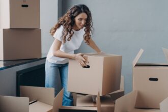 Locataire préparant ses affaires pour un déménagement