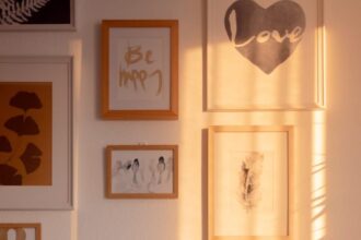 Ambiance chaleureuse grâce à un éclairage bien pensé dans un intérieur moderne