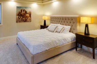 Tête de lit de luxe en bois recouverte de tissu élégant