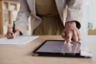 Tablette avec empreinte digitale pour la sécurité des box de stockage