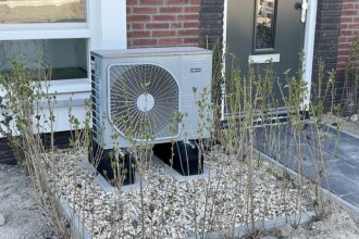 Pompe à chaleur installée dans un cadre urbain moderne