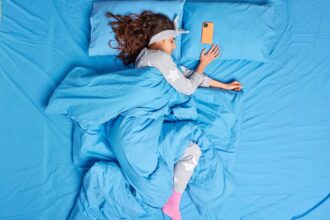 Femme détendue dans une chambre avec une housse de couette élégante