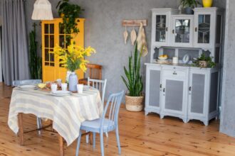 Buffet scandinave en bois dans un intérieur moderne et lumineux