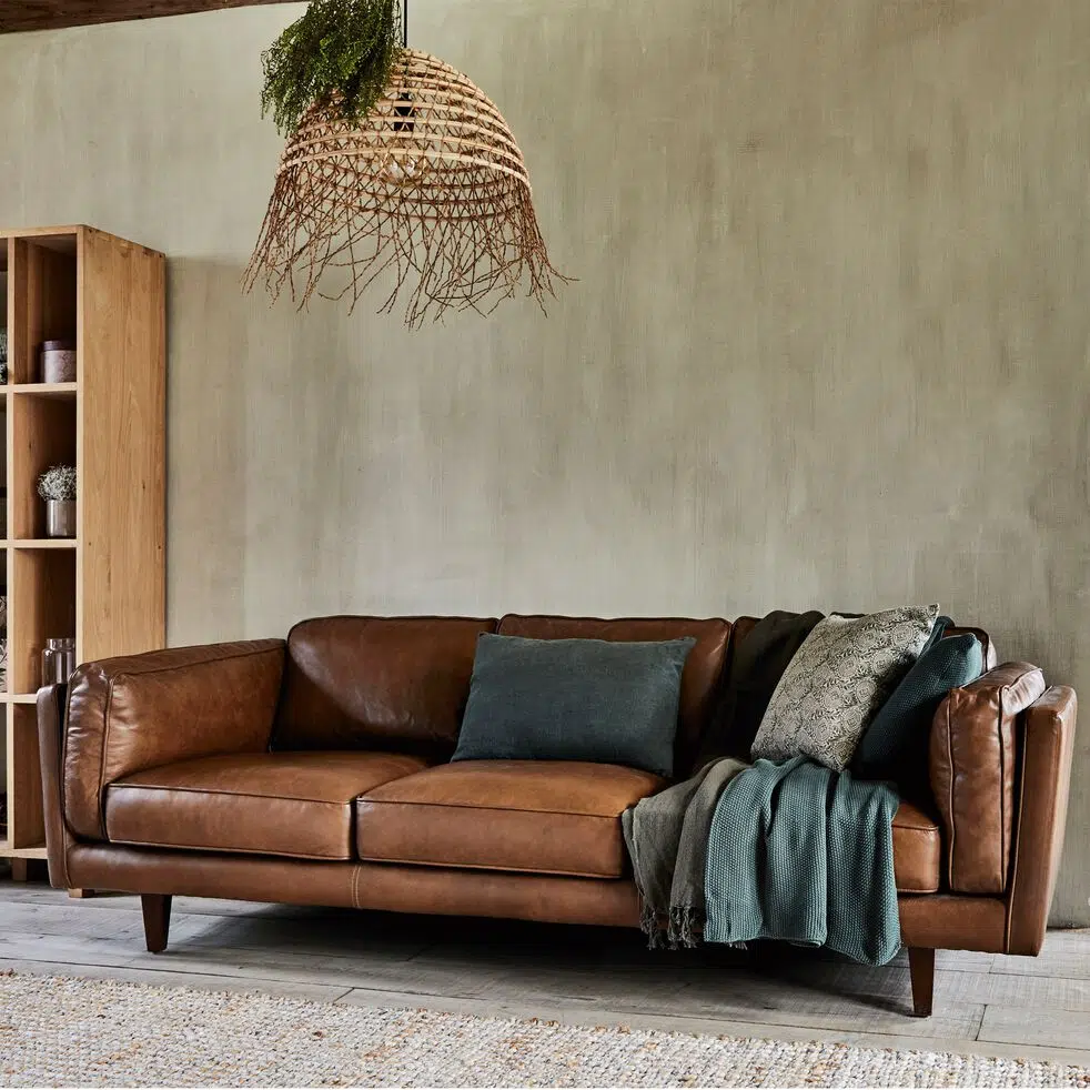 Canapé marron : quelle couleur associer avec ?