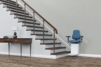 Monte-escalier installé pour faciliter l'accès à domicile des personnes âgées