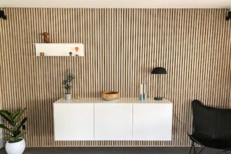 Décoration murale moderne avec des tasseaux en bois