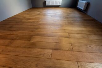 intérieur rénové avec parquet et chauffage au sol