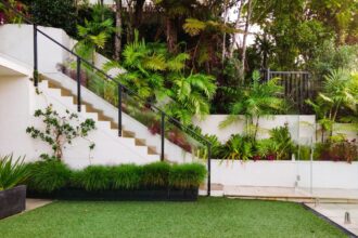 jardin bien aménagé avec espaces délimités et végétation luxuriante