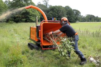 Broyeur de végétaux en action pour créer du paillage naturel