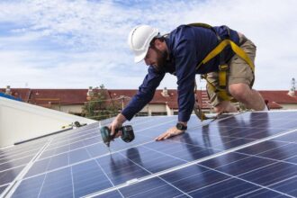 Panneau solaire installé sur un toit à La Rochelle