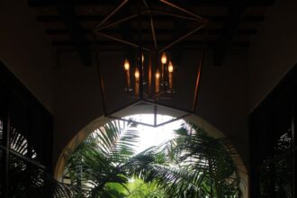 Salon de jardin design en bois et métal dans un espace vert