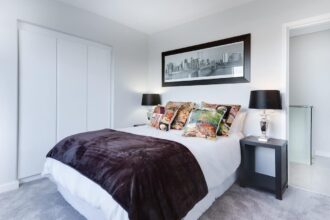 Mur de chambre décoré avec papier peint panoramique et grands miroirs