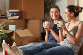 Jeunes adultes discutant des avantages de la colocation
