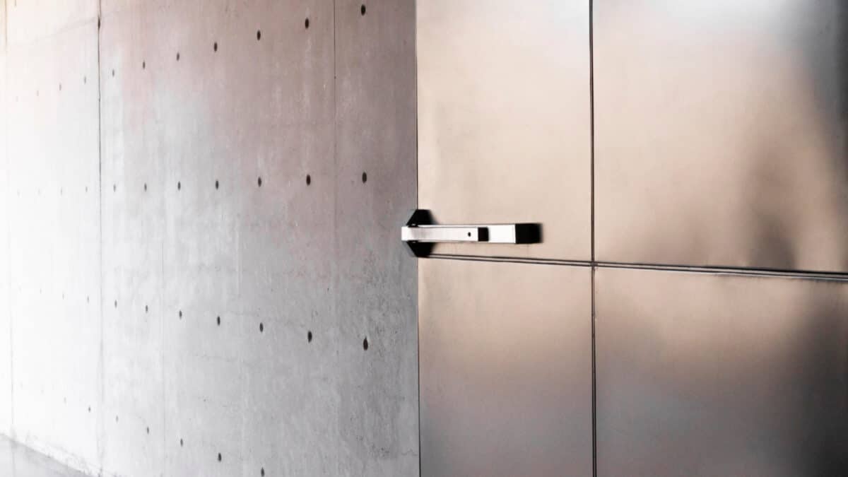 Pourquoi investir dans une porte anti-squat à Marseille ?