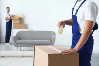Préparer un déménagement avec des cartons et des outils