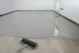 Sol de garage rénové avec un ragréage lisse et uniforme