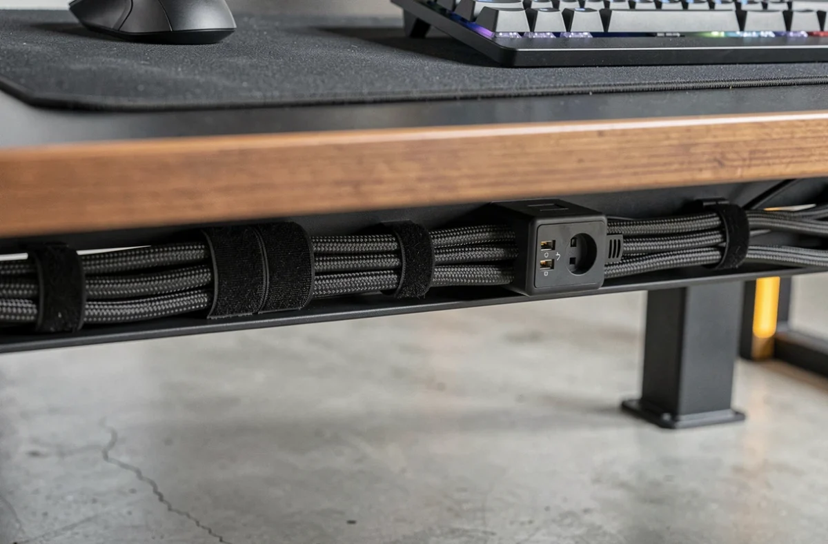 Gestion des câbles sous un bureau gaming avec rangement malin, rack métallique et attaches velcro