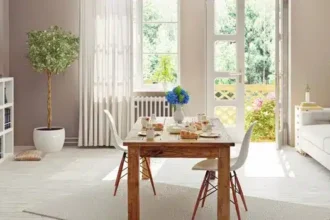 salle à manger scandinave lumineuse avec touches de couleur