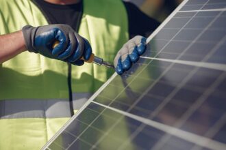 Panneau photovoltaïque installé sur un toit résidentiel ensoleillé