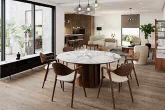 Salle à manger bien aménagée avec table et chaises adaptées